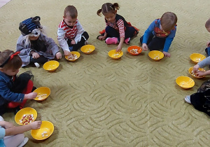 Dzieci segregują fasolę i kamyczki